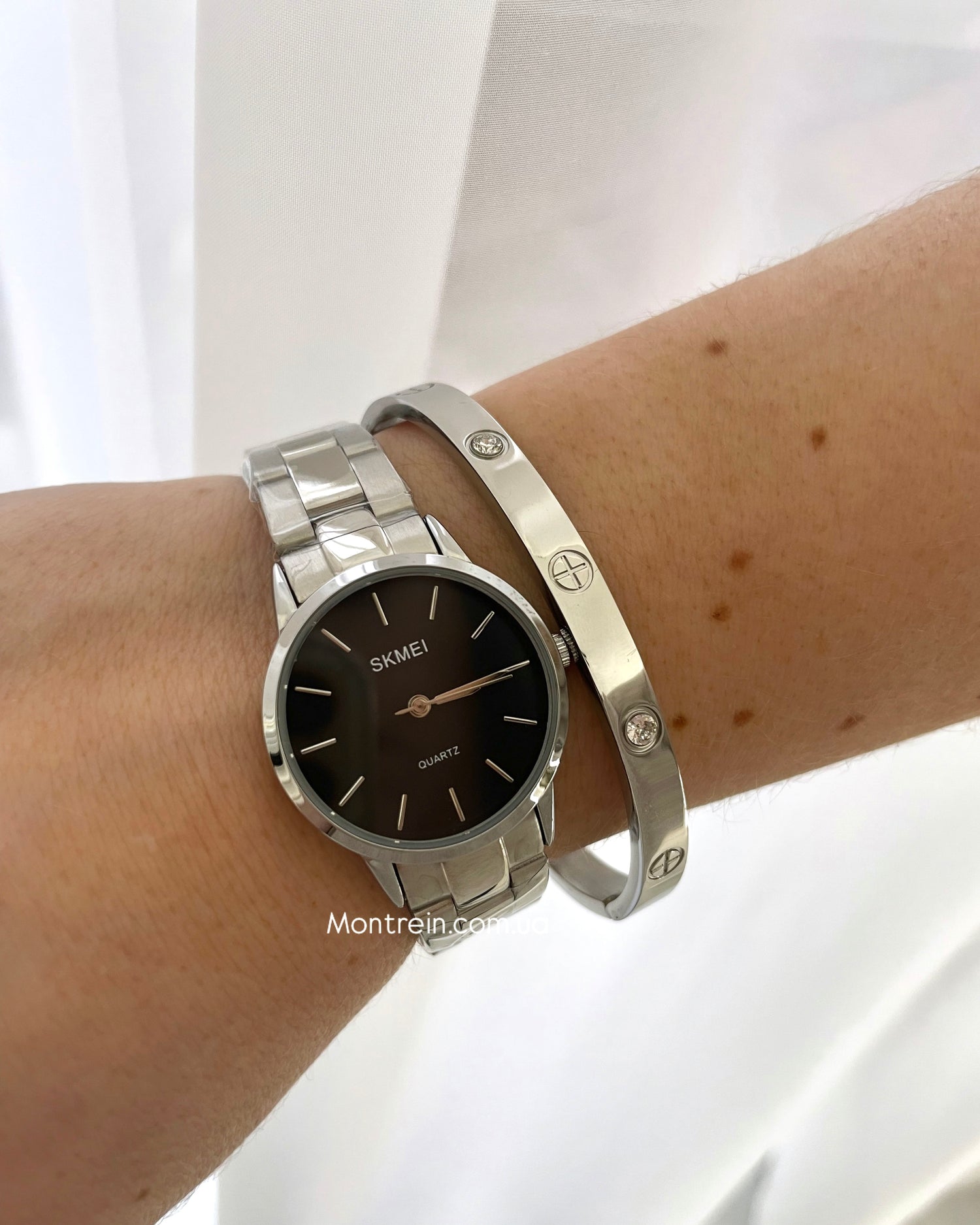 Montrein store. Casio silver watch and an elegant silver bracelet